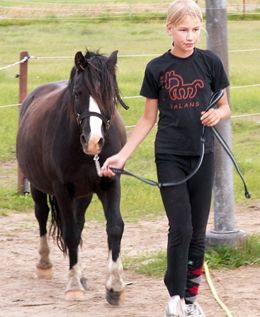 Therese tar in Black Bill från hagen.